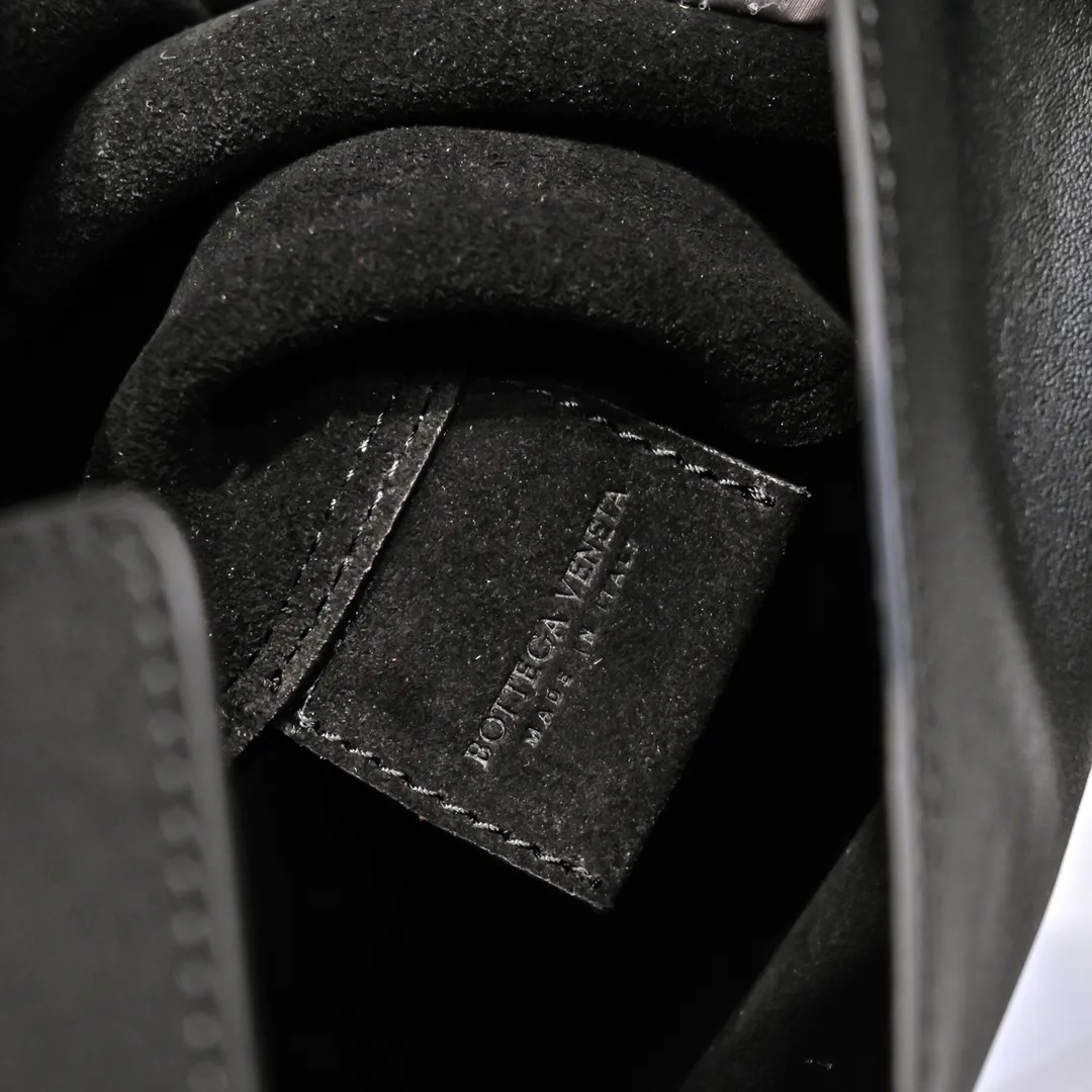 Bv🔥New Small Cradle Latest Triangular Underarm Bag △Highly Recommended This Winter New Product~😍This is a charm that has nowhere to be placed. It has a fashionable shape, Bv’s representative logo triangle buckle, and a large space capacity. It is unique to other features~This winter’s mix and match belongs to it! Hot style for men and women🔥Size: 30x23x16cm small size